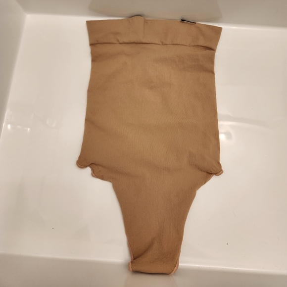 Skims CORE CONTROL HIGH-WAISTED THONG - Picture 3 of 8